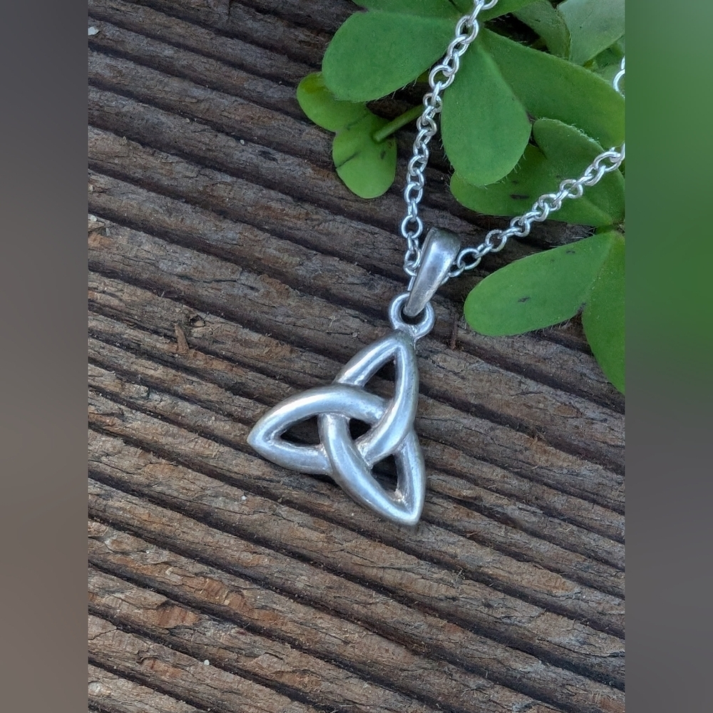 Sterling Silver Celtic Knot Necklace Solvar Triquetra Knot Pendant 24$